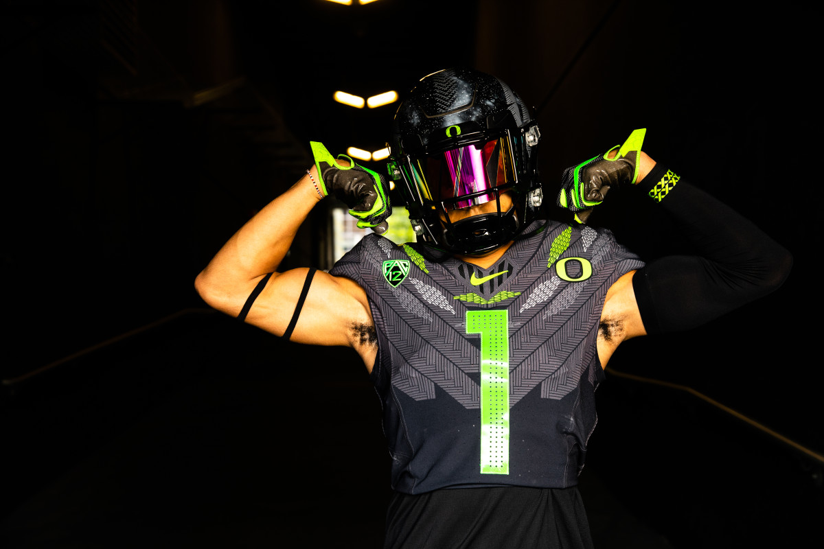 Sategna flexes on his official visit to Oregon.